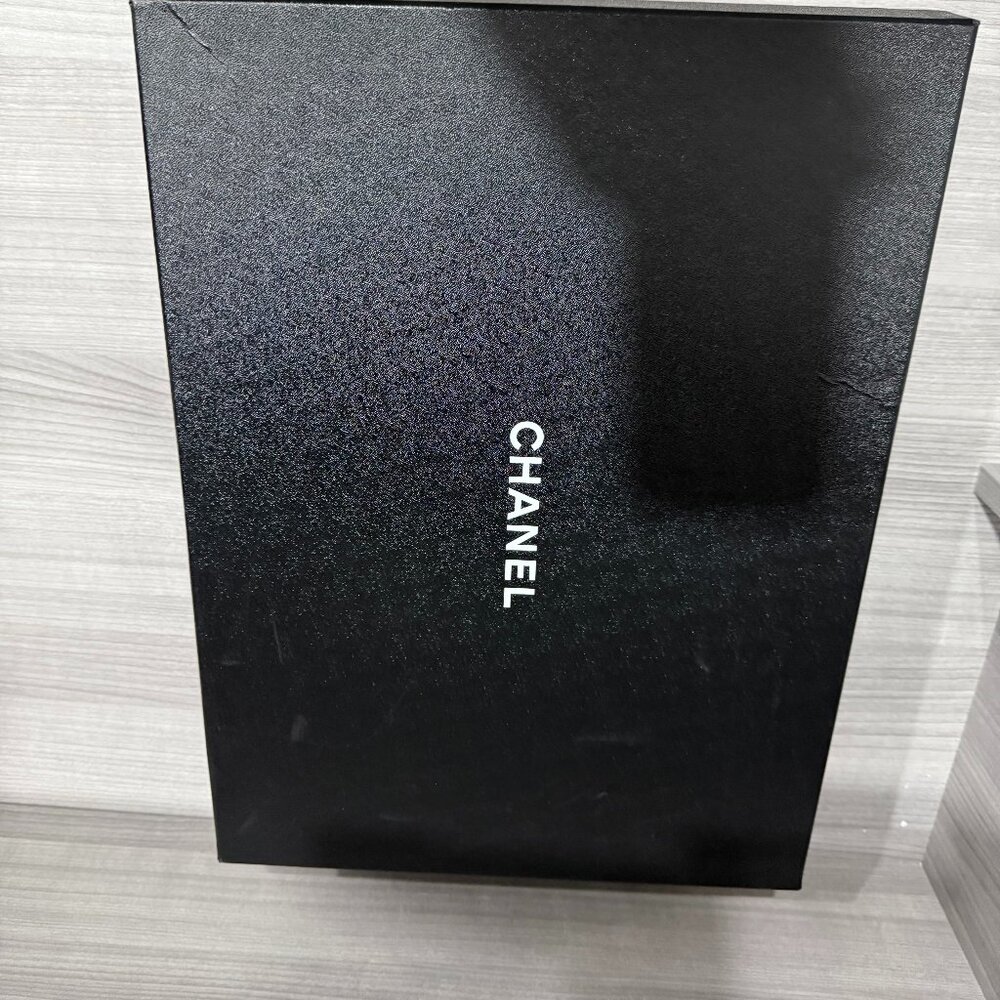 Chanel (empty) shoe box